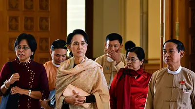 翁山蘇姬(左二)29日抵達緬甸國會。(美聯社)