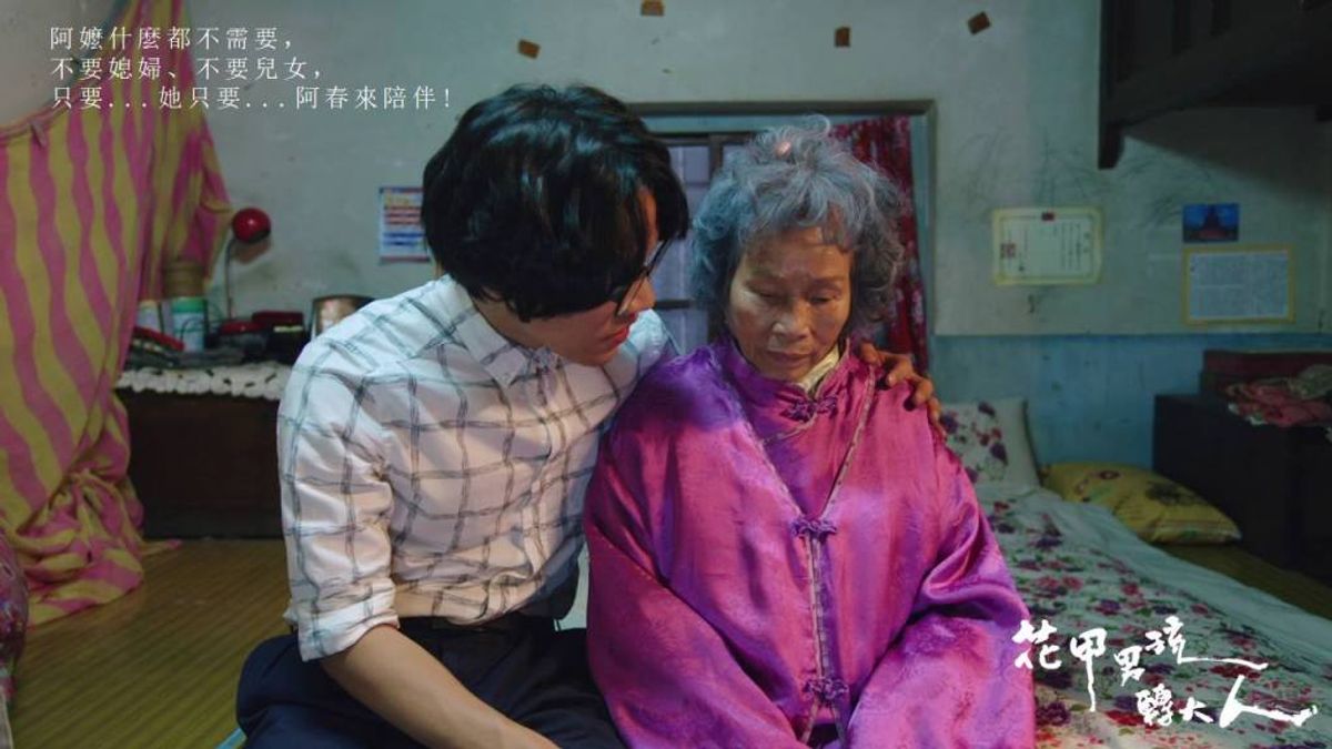 「種種割捨與轉變,都只是為了減輕無法再承擔的靈魂超載,因此與其說是奄奄一息的老母親促成了改變,不如說是在重荷壓力下不得不醒悟改變吧。」(圖/翻攝自花甲男孩轉大人_植劇場Qseries臉書) 「種種割捨與轉變,都只是為了減輕無法再承擔的靈魂超載,因此與其說是奄奄一息的老母親促成了改變,不如說是在重荷壓力下不得不醒悟改變吧。」(圖/翻攝自花甲男孩轉大人_植劇場Qseries臉書)