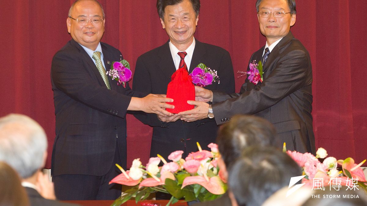 最高法院檢察署8日舉行檢察總長交接典禮,在法務部長邱太三(中)監交下,即將卸任的檢察總長顏大和(左)將印信傳給新任總長江惠民(右)。(陳韡誌攝) 最高法院檢察署8日舉行檢察總長交接典禮,在法務部長邱太三(中)監交下,即將卸任的檢察總長顏大和(左)將印信傳給新任總長江惠民(右)。(陳韡誌攝)