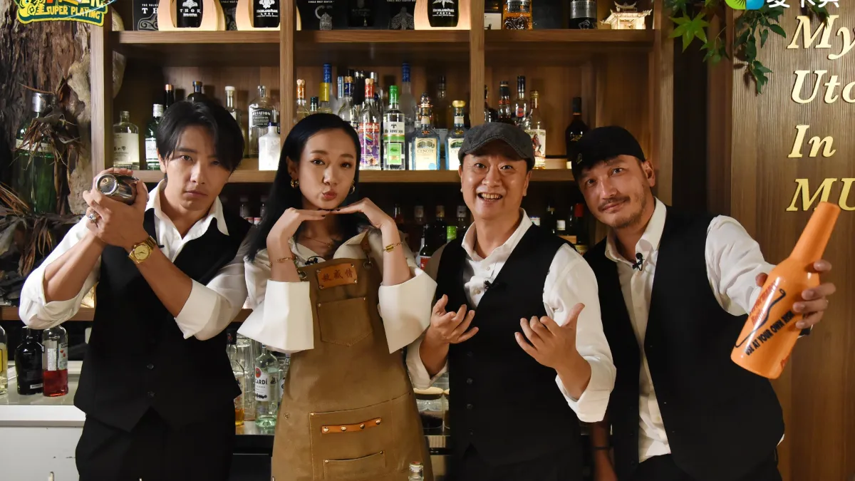 《木曜4超玩》以挑戰各行各業的「一日系列」系列走紅。(圖/翻攝自FB/木曜4超玩)