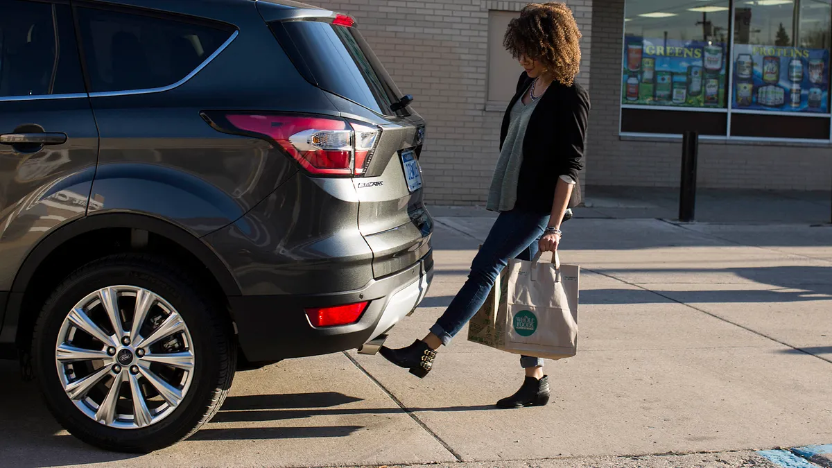 美國汽車價格不斷上漲,平均車貸期限愈拉愈長,凸顯中產階級愈來愈負擔不起購車。(AP)