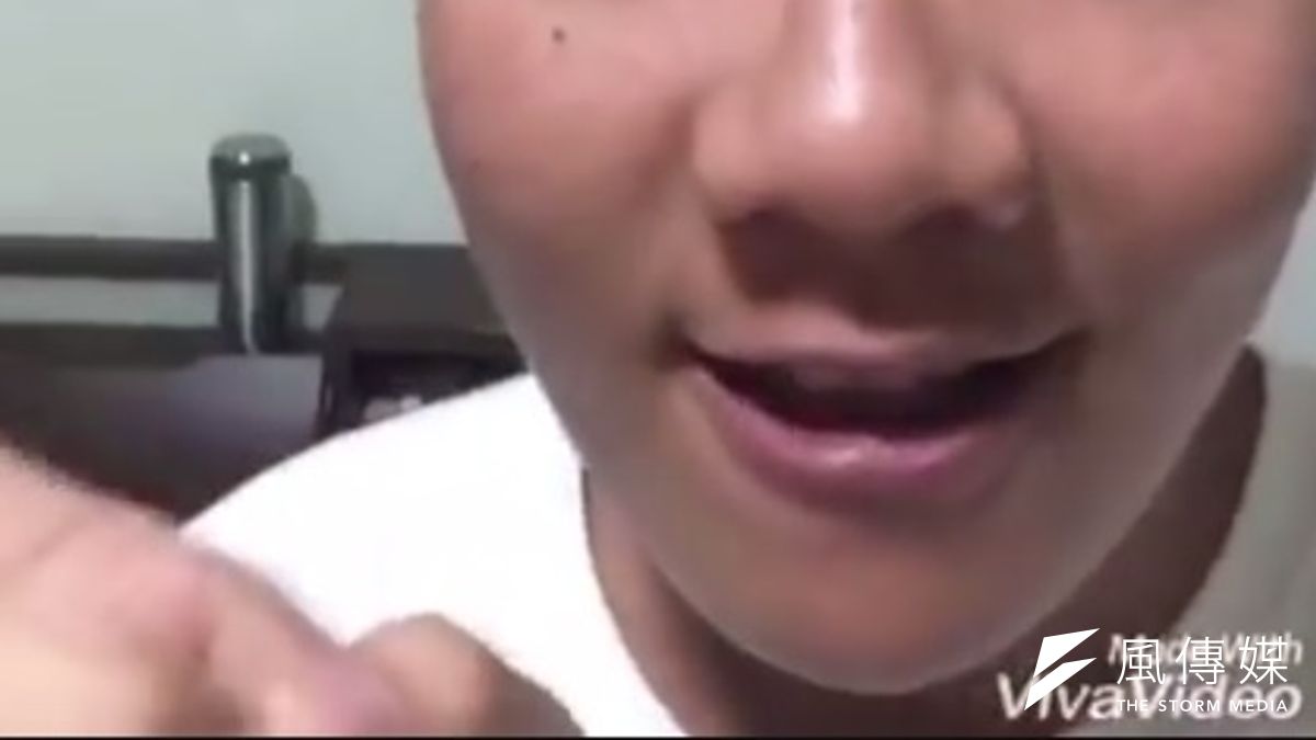 對於近日臉書粉專《阿翰po影片》的爆紅,作者認為阿翰憑藉的是厲害的敘事能力,透過僅1分鐘的影片,沒時間鋪陳透過單口表演快速搭建場景、精準定位情境、甚至營造互動對話。(圖/阿翰PO影片粉絲專業) 對於近日臉書粉專《阿翰po影片》的爆紅,作者認為阿翰憑藉的是厲害的敘事能力,透過僅1分鐘的影片,沒時間鋪陳透過單口表演快速搭建場景、精準定位情境、甚至營造互動對話。(圖/阿翰PO影片粉絲專業)