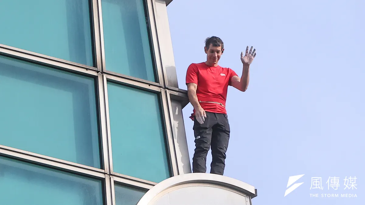 20260125-艾力克斯・霍諾德(Alex Honnold,紅衣者)25日徒手攀登台北 101大樓。(圖/顏麟宇攝)