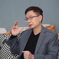 外貿協会の黄志芳会長は本日19日、COMPUTEX 2025展に先立つ記者会見で、世界の政経状況が不確定性に満ちている中、人工知能がさらなる深い変革を導いていると述べた。(顏麟宇撮影) 外貿協会の黄志芳会長は本日19日、COMPUTEX 2025展に先立つ記者会見で、世界の政経状況が不確定性に満ちている中、人工知能がさらなる深い変革を導いていると述べた。(顏麟宇撮影)