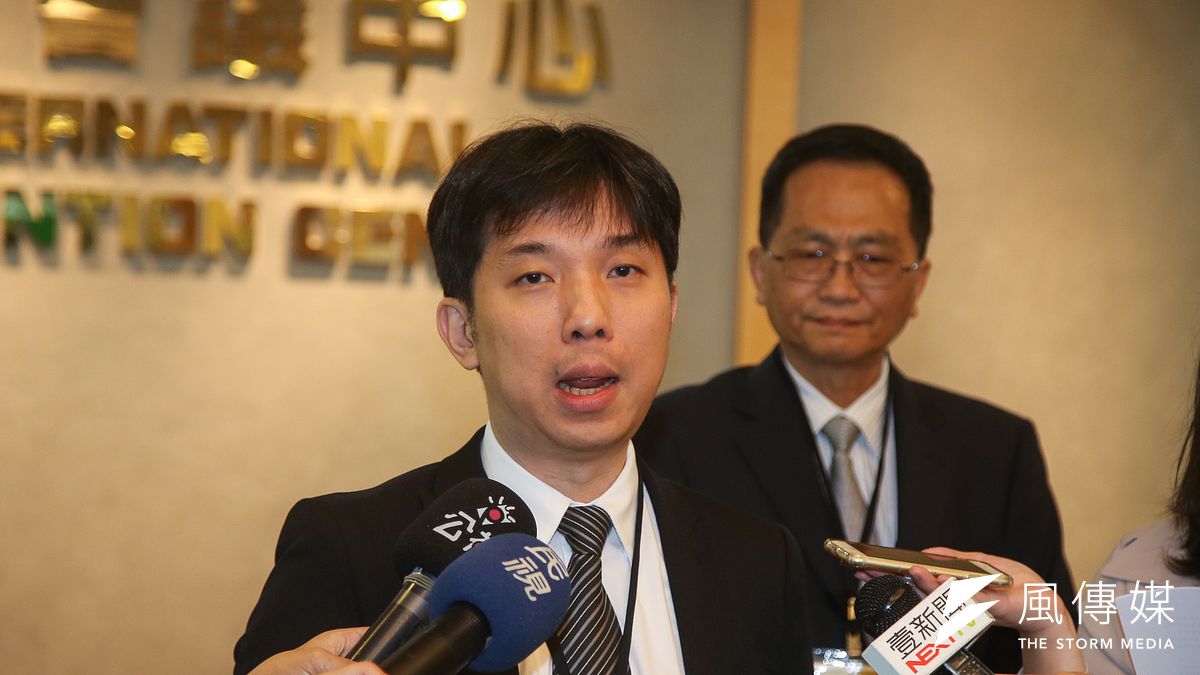 不當黨產處理委員會舉辦「社團法人中國青年救國團是否為社團法人中國國民黨之附隨組織 」聽證程序,救國團研究發展委員會副執行長鄭斐文及律師代表劉昌坪(見圖)抗議黨產會沒有給予足夠合理的準備時間 。(陳明仁攝) 不當黨產處理委員會舉辦「社團法人中國青年救國團是否為社團法人中國國民黨之附隨組織 」聽證程序,救國團研究發展委員會副執行長鄭斐文及律師代表劉昌坪(見圖)抗議黨產會沒有給予足夠合理的準備時間 。(陳明仁攝)