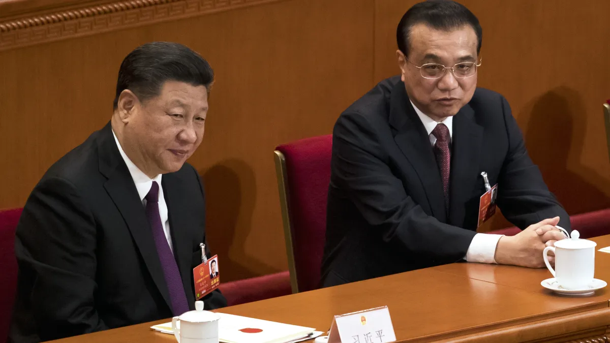 中國第十三屆全國人大一次會議在北京人民大會堂舉行第五次全體會議,習近平與李克強。(美聯社)