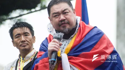 民間團體與在台藏人10日發起西藏抗暴60周年遊行,出身維吾爾族、參與中國六四流亡在台多年的學運領袖吾爾開希亦現身聲援。(甘岱民攝)