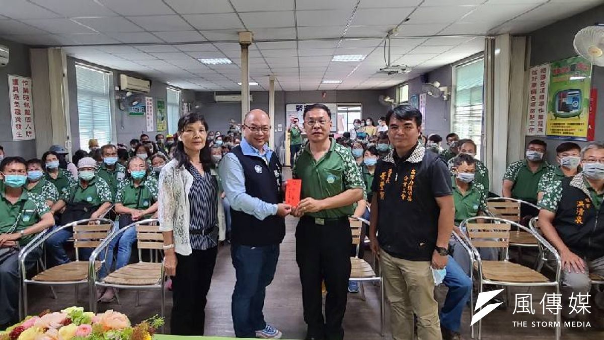 環保局長張瑞琿(左一)與議員蔡武宏(左二)合影。(圖/徐炳文攝) 環保局長張瑞琿(左一)與議員蔡武宏(左二)合影。(圖/徐炳文攝)