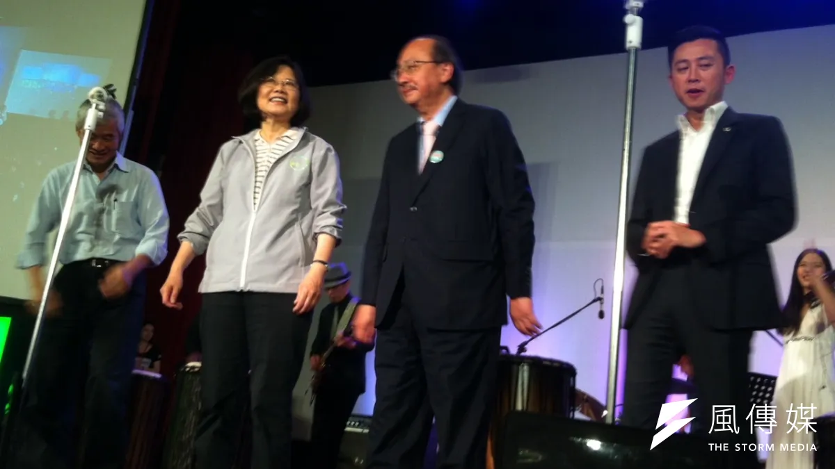 民進黨總統參選人蔡英文13日承諾,台灣要成為數位國家,除提高光纖、4G的普及率以外,盡可能降低網路電信資費。(顏振凱攝)