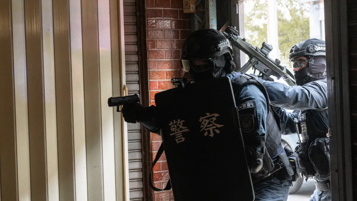 台中市警察局保大特勤中隊(TCPB SWAT)近期就在建商支援下,藉一批待拆房屋演練破門及「限制空間戰鬥」(CQB)技能。(取自TCPB局長室臉書 )