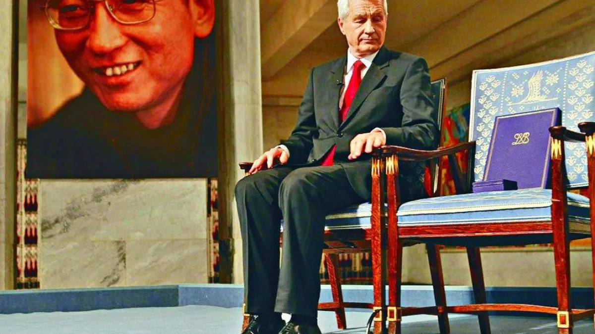 劉曉波2010年獲得諾貝爾和平獎時因為被關在牢中、無法到場,典禮上只能放一張空椅子。(美聯社)