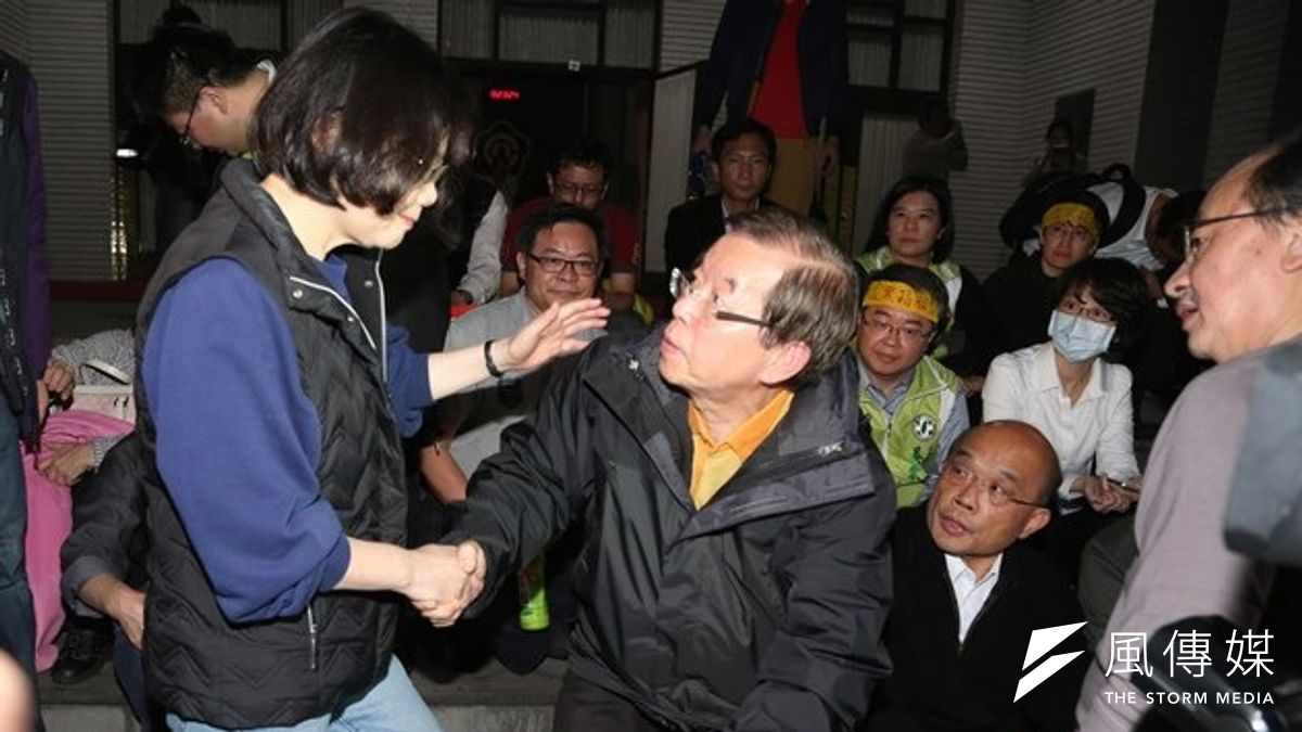 19日晚上民進黨前後黨主席蔡英文、謝長廷、蘇貞昌都親赴立法院靜坐,行動力挺反黑箱服貿學生。(余志偉攝) 19日晚上民進黨前後黨主席蔡英文、謝長廷、蘇貞昌都親赴立法院靜坐,行動力挺反黑箱服貿學生。(余志偉攝)