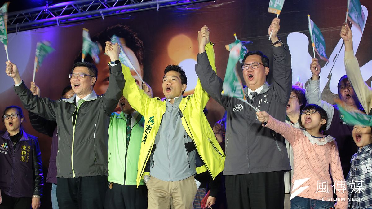 民進黨籍北市士林大同區立委候選人何志偉12日舉行造勢活動,民進黨主席卓榮泰、桃園市長鄭文燦等人均站台力挺。(顏麟宇攝) 民進黨籍北市士林大同區立委候選人何志偉12日舉行造勢活動,民進黨主席卓榮泰、桃園市長鄭文燦等人均站台力挺。(顏麟宇攝)