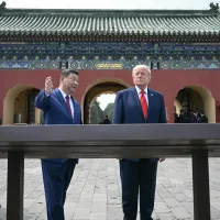 トランプ米大統領が訪中し、中国の習近平国家主席と会談した。両首脳の協議は、今後の世界情勢の行方を左右するものとして注目されている。習氏は「台湾独立と台湾海峡の平和は両立しない」と発言しており、トランプ氏がどう対応するのか、また米国が台湾を「平和的に放棄」する可能性があるのかに関心が集まっている。(写真/AP通信) トランプ米大統領が訪中し、中国の習近平国家主席と会談した。両首脳の協議は、今後の世界情勢の行方を左右するものとして注目されている。習氏は「台湾独立と台湾海峡の平和は両立しない」と発言しており、トランプ氏がどう対応するのか、また米国が台湾を「平和的に放棄」する可能性があるのかに関心が集まっている。(写真/AP通信)