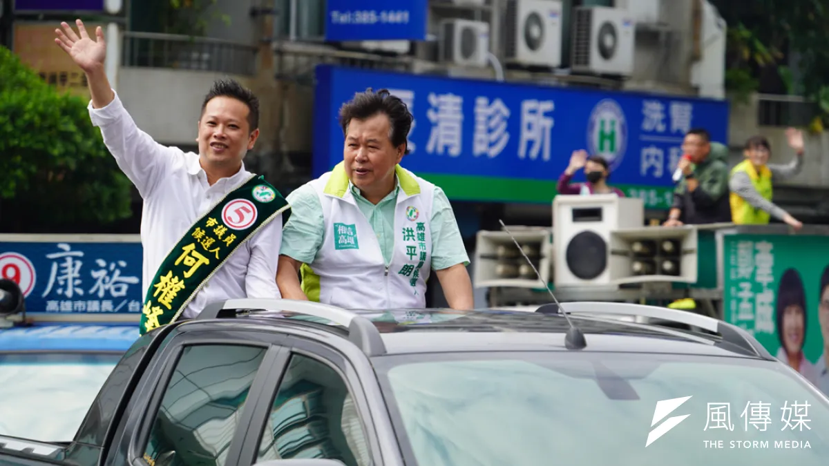 現任三民區市議員何權峰(左)抽中5號,立馬展開聯合車隊掃街爭取連任。(圖/徐炳文攝)