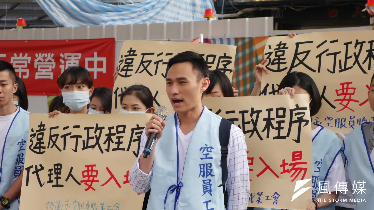 廉價航空公司「威航」上月無預警宣布將於9月底結束營運、併入復興航空,但員工安置與補償問題,勞資仍未達成協議。桃園市空服員職業工會於19日上午到台北永樂市場抗議,圖為威航代表蘇志文。(洪與成攝)