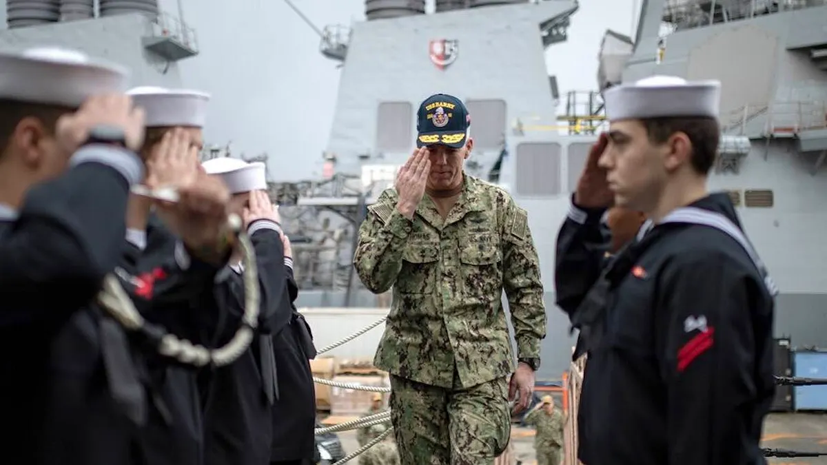 2019年3月,美軍第七艦隊司令湯瑪斯(Karl Thomas)登上飛彈驅逐艦貝瑞號(USS Barry,DDG 52)視察。(美國海軍官網) 2019年3月,美軍第七艦隊司令湯瑪斯(Karl Thomas)登上飛彈驅逐艦貝瑞號(USS Barry,DDG 52)視察。(美國海軍官網)
