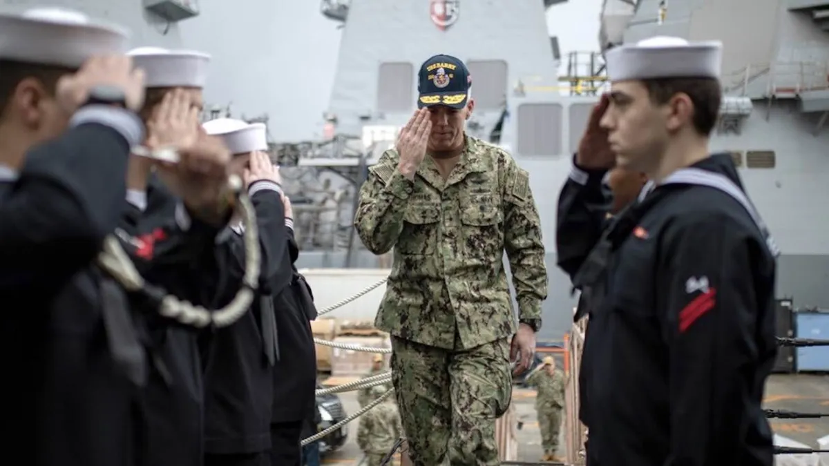 2019年3月,美軍第七艦隊司令湯瑪斯(Karl Thomas)登上飛彈驅逐艦貝瑞號(USS Barry,DDG 52)視察。(美國海軍官網)
