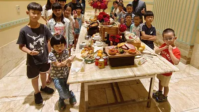 高雄林皇宮邀請北高雄家扶中心弱勢家庭及小朋友等40人,體驗「櫥窗港點」吃到飽。(圖/業者提供)