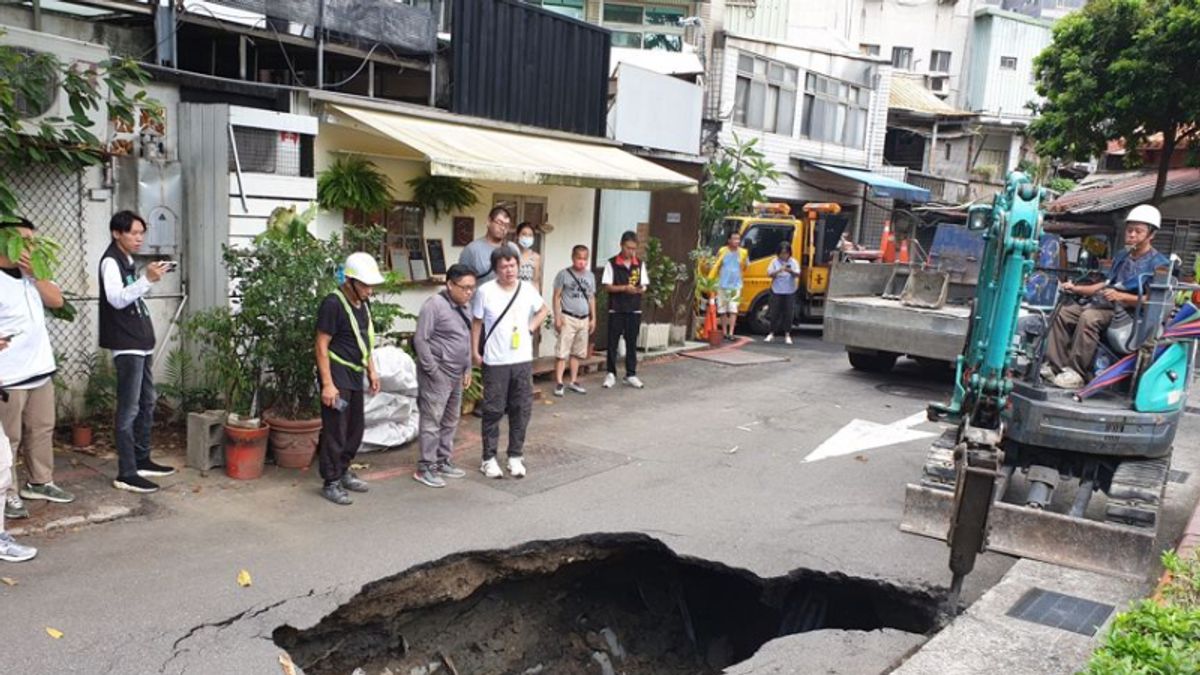 台北市大同區驚見天坑,疑地基被水溝水掏空。(圖/警方提供) 台北市大同區驚見天坑,疑地基被水溝水掏空。(圖/警方提供)