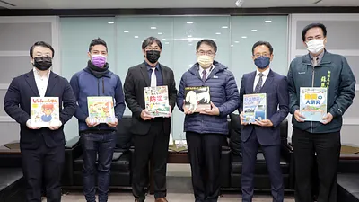 日本媒體時事通信社刊出報導,介紹黃偉哲市長接受台南市日本人協會捐贈50本防災相關的日文繪本。(圖/台南市府提供)