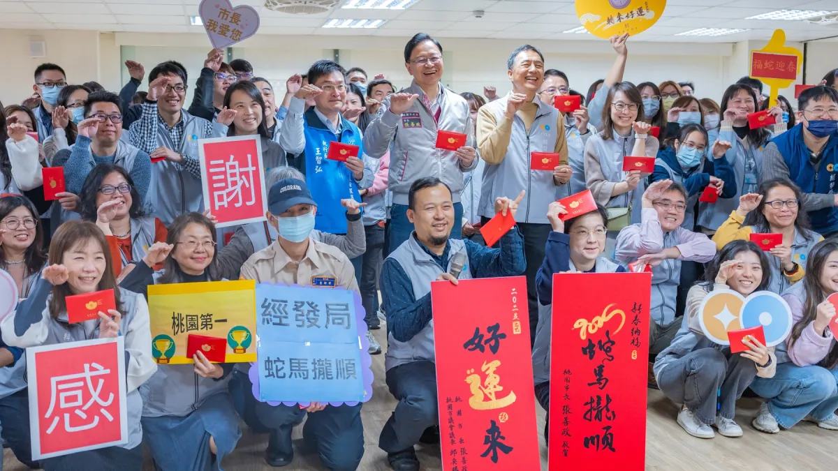 桃園市長張善政向市府同仁拜早年,感謝大家過去一年的辛勞與付出。(圖/桃園市政府提供)