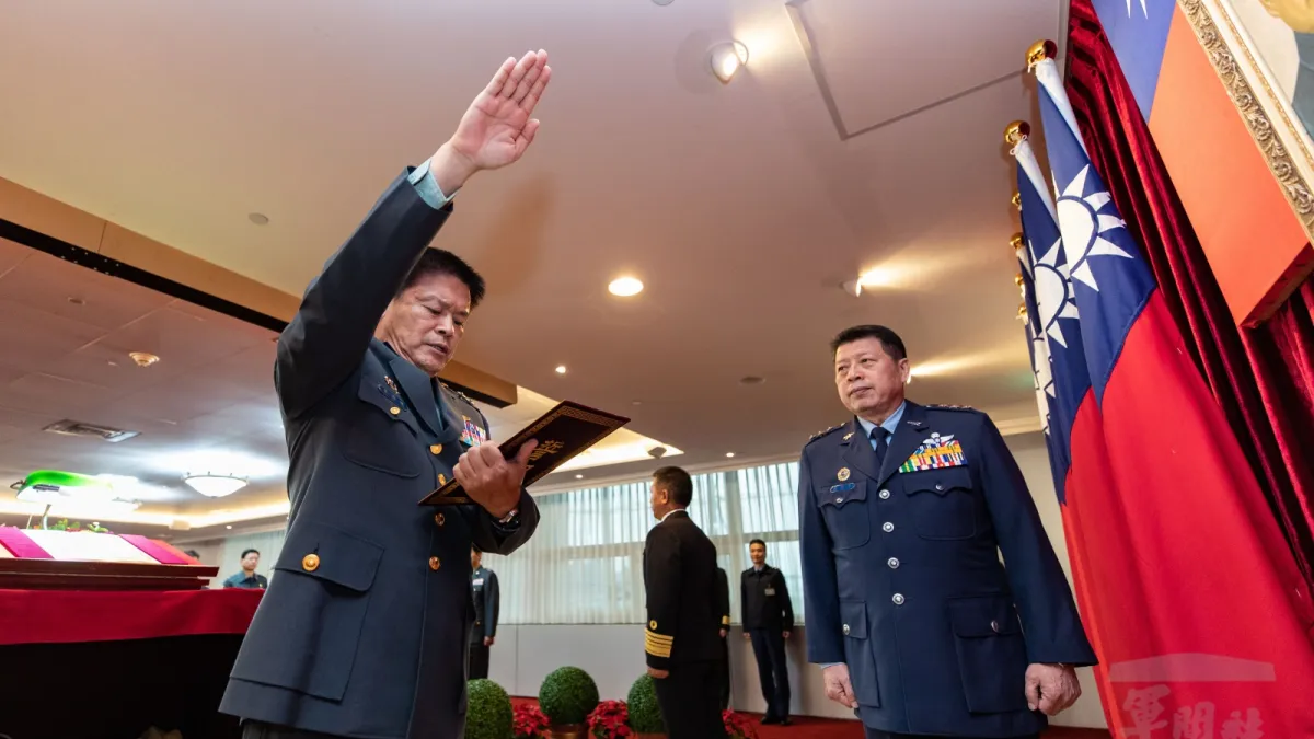 國防部總督察長2日舉行交接典禮,由陸軍副司令黃國明(左)中將接任。(取自軍聞社)
