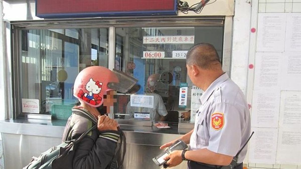 老翁車資不夠 暖警出資助返家 老翁車資不夠 暖警出資助返家