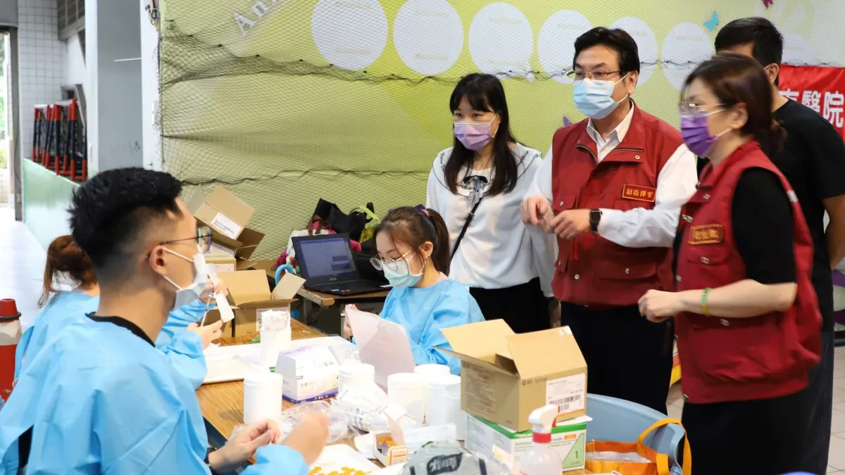 新北副市長劉和然到安和國小視察關心BNT兒童疫苗接種啟動作業,感謝醫護人員協助與幫忙。(圖/新北市教育局提供)