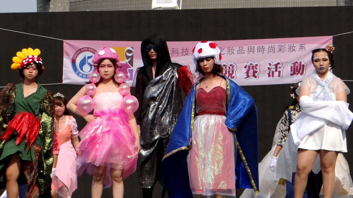 正修科大化妝品與時尚彩妝系以「復古先生遇上前衛小姐」為主題的走秀亮麗登場,復古與科技兩相矛盾元素,出奇創造出無違和感造型。(圖/正修科大提供)