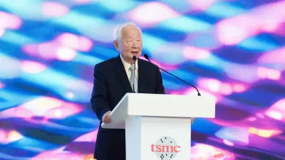 張忠謀對聯準會前主席柏南奇提問:貧富差距該如何解決?(圖片來源:台積電)