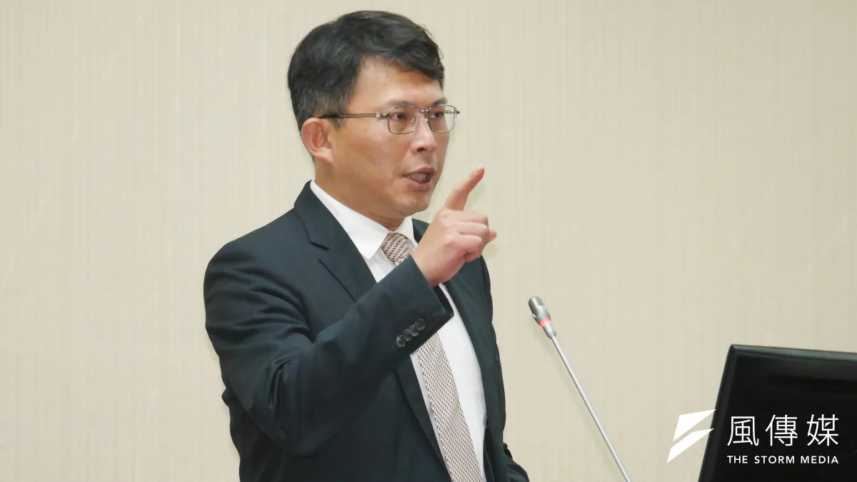 民眾黨立委黃國昌2日出席立法院司法法制委員會公聽會發言時痛批,司法院提出的書面資料,竟與上周「內容簡略、殘破不堪」的書面報告幾乎一字不差。(資料照,蔡親傑攝)