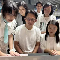 民眾黨主席黃國昌(前排中)、立委蔡春綢(後排右2)與雲林縣長張麗善(後排右3)、國民黨立委蔡張嘉郡(前排右),19日一同出席「2026雲林電競派對」活動。(中央社) 民眾黨主席黃國昌(前排中)、立委蔡春綢(後排右2)與雲林縣長張麗善(後排右3)、國民黨立委蔡張嘉郡(前排右),19日一同出席「2026雲林電競派對」活動。(中央社)