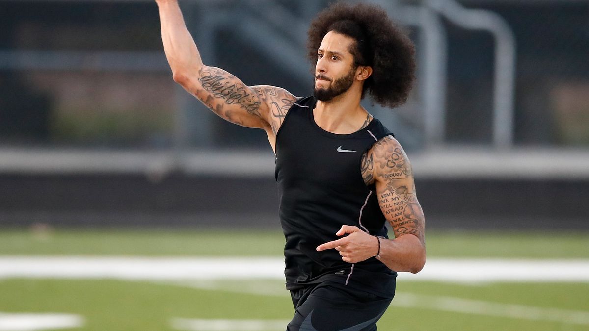 在國歌演奏期間下跪表達政治訴求的卡佩尼克,卻成為NFL各隊避之唯恐不及的人物,如今卡佩尼克在測試會展現自己的能力,他也公開呼籲各隊不要再逃避現實。 (美聯社) 在國歌演奏期間下跪表達政治訴求的卡佩尼克,卻成為NFL各隊避之唯恐不及的人物,如今卡佩尼克在測試會展現自己的能力,他也公開呼籲各隊不要再逃避現實。 (美聯社)