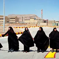 2005年8月、イランの女性が「人間の鎖」でイスファハン(Isfahan)の濃縮ウラン工場を囲み、国家核政策を支持。(AP通信) 2005年8月、イランの女性が「人間の鎖」でイスファハン(Isfahan)の濃縮ウラン工場を囲み、国家核政策を支持。(AP通信)