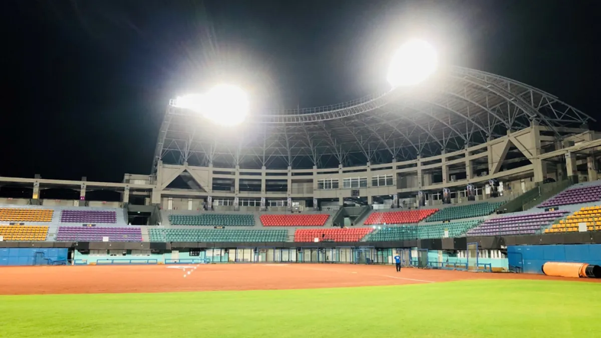 台東棒球村具備職業球場的專業規格,增設夜間照明設備並啟用LED電子計分板後,可以進行夜間比賽。(圖/台東縣政府提供)