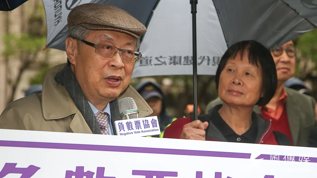 20180308-「反對票」公投連署提案送件記者會。提案領銜人-前行政院長陳冲(左),希望基金會董事長紀政(右)等前往中選會送件。(陳明仁攝)