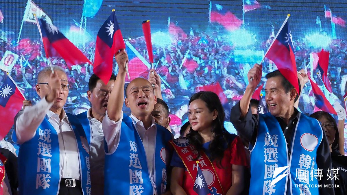 國民黨總統參選人韓國瑜再次確認以九二共識處理未來的兩岸關係。圖為韓國瑜與國民黨主席吳敦義、前總統馬英九及前主席洪秀柱在台上擁抱宣誓團結。(新新聞林瑞慶攝) 國民黨總統參選人韓國瑜再次確認以九二共識處理未來的兩岸關係。圖為韓國瑜與國民黨主席吳敦義、前總統馬英九及前主席洪秀柱在台上擁抱宣誓團結。(新新聞林瑞慶攝)