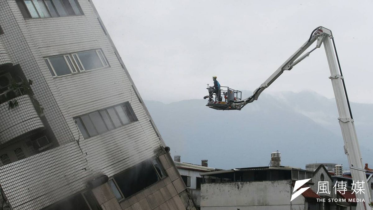 花蓮雲門翠堤大樓倒塌,消防、國軍救援現場,救災人員出動雲梯救援。(陳明仁攝) 花蓮雲門翠堤大樓倒塌,消防、國軍救援現場,救災人員出動雲梯救援。(陳明仁攝)