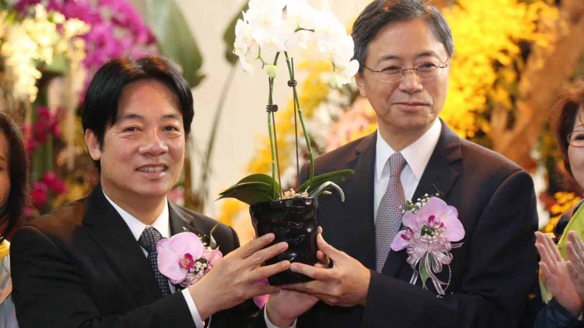 台南市長賴清德致贈行政院長張善政「阿嬤蝴蝶蘭」(取自:台南市政府)