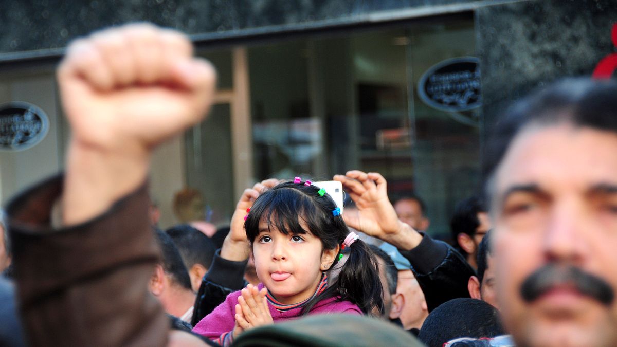 一名突尼西亞小女童在阿拉伯之春5周年紀念活動中合掌。(美聯社) 一名突尼西亞小女童在阿拉伯之春5周年紀念活動中合掌。(美聯社)