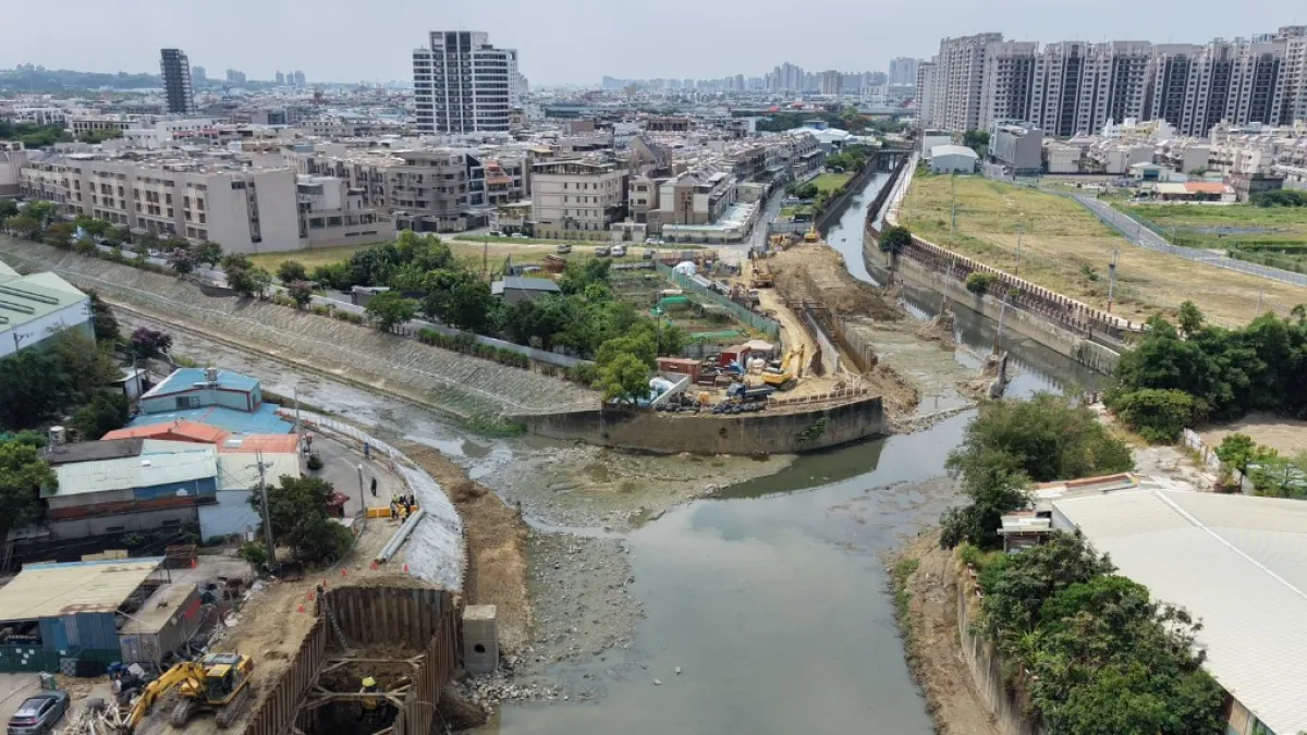 水利局完成曹公新圳匯流口及八涳橋關鍵段打通作業,讓汛期防洪整備再向前推進一大步。(圖/高市水利局提供)
