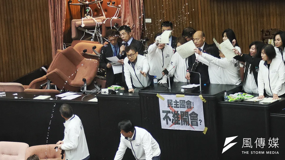 立法院長韓國瑜在國民黨立委護衛下進議場主持會議時,民進黨立委朝主席台潑水。(柯承惠攝) 立法院長韓國瑜在國民黨立委護衛下進議場主持會議時,民進黨立委朝主席台潑水。(柯承惠攝)