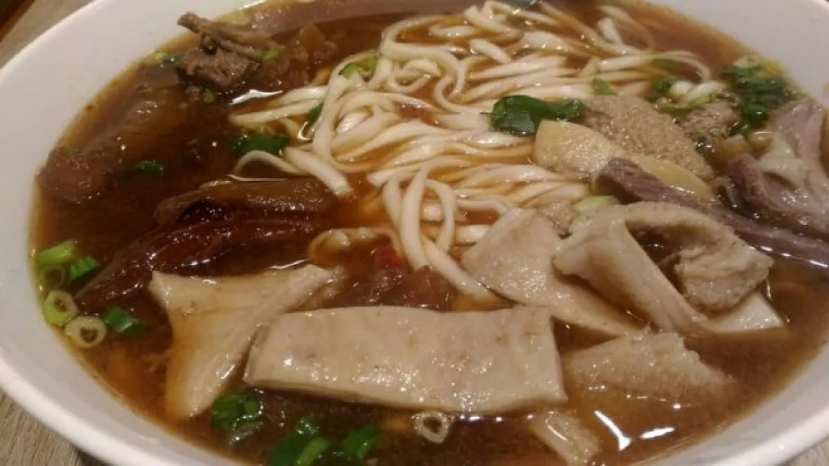 牛肉加上牛肚和牛筋就成了牛三寶麵。(BBC中文網)