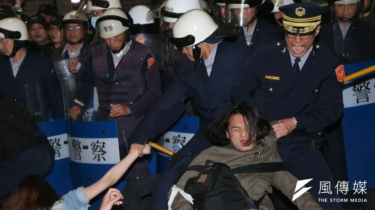 佔領行政院學生遭警方強制驅離,台大學生會發動全國罷課。(吳逸驊攝)