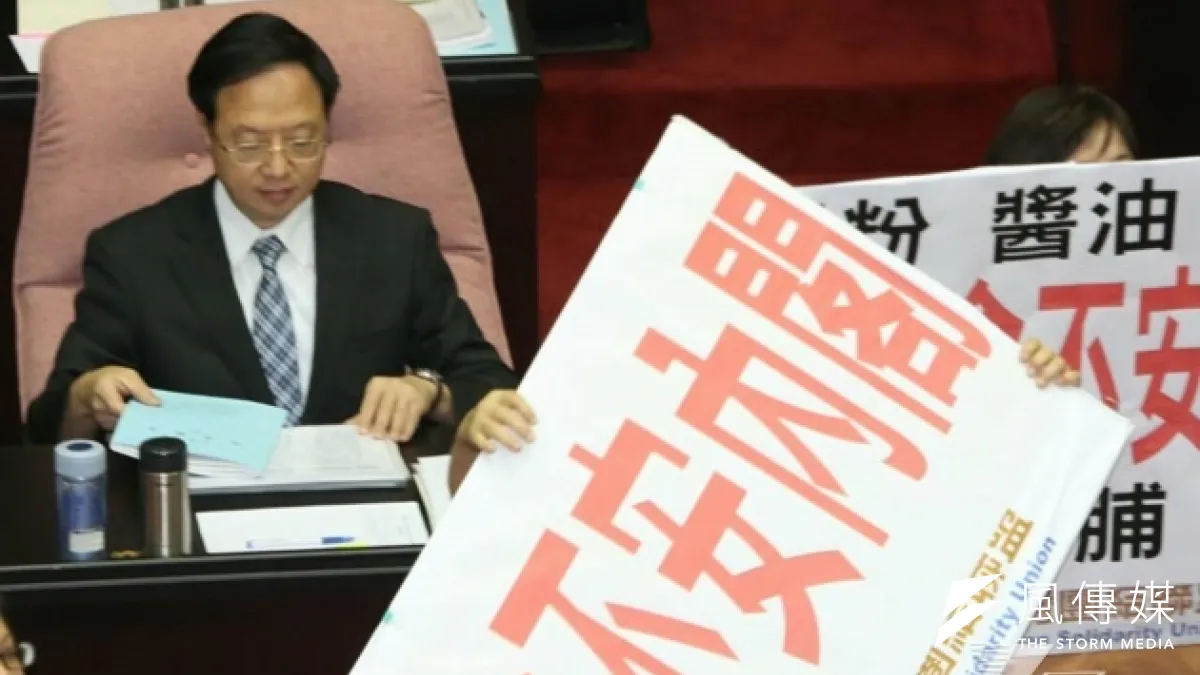 行政院長江宜樺12日赴立院進行施政報告及備詢,但遭在野黨杯葛,要求先對食安問題道歉再報告,朝野協商沒結論,江只得枯坐一上午。(余志偉攝)