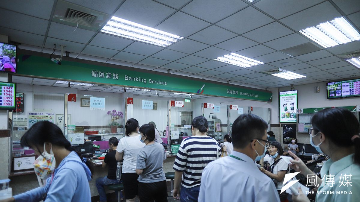 中華郵政統計,18日共銷售99萬2348份振興三倍券,也是15日開始發放三倍券以來最多的一天。圖為郵局排隊領取振興三倍券的畫面。(資料照,陳品佑攝) 中華郵政統計,18日共銷售99萬2348份振興三倍券,也是15日開始發放三倍券以來最多的一天。圖為郵局排隊領取振興三倍券的畫面。(資料照,陳品佑攝)