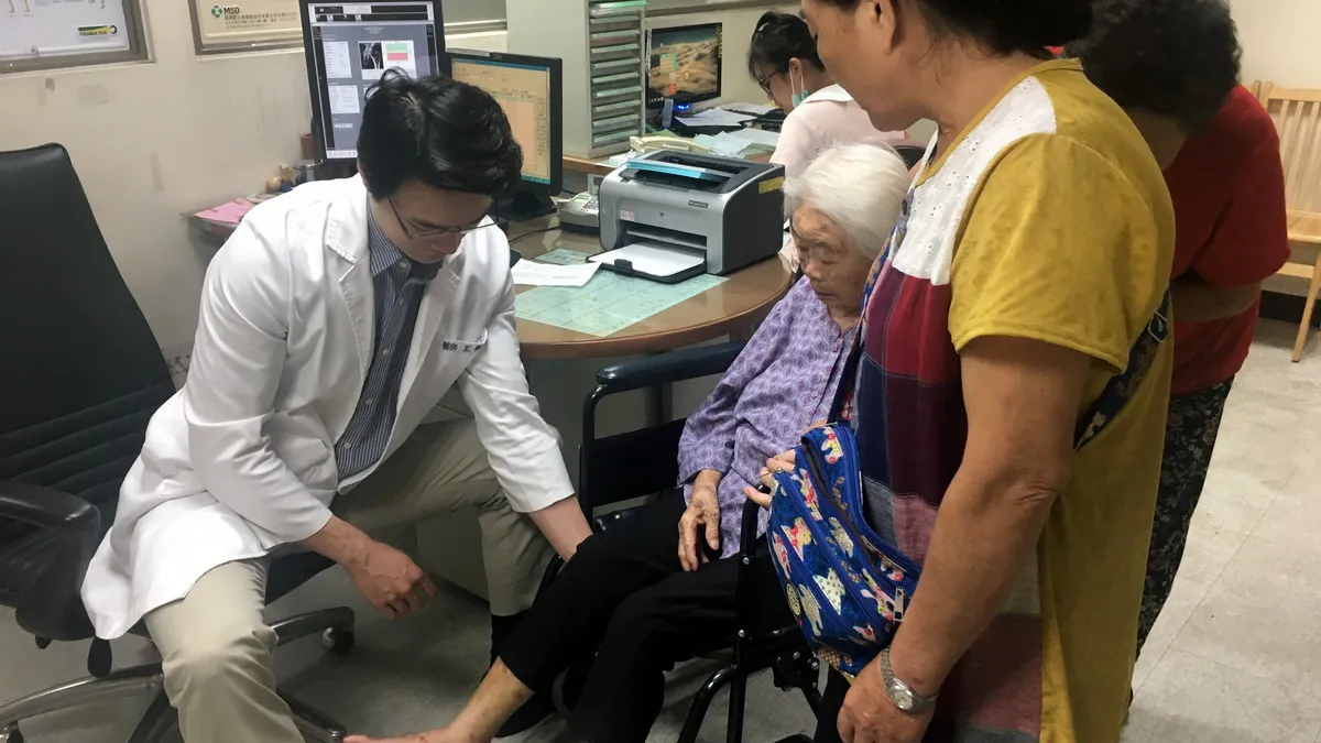 人瑞跌倒骨折 微創手術還阿嬤健康