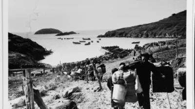 大陳軍民在海灘上等候登上第七艦隊的船。(維基百科)