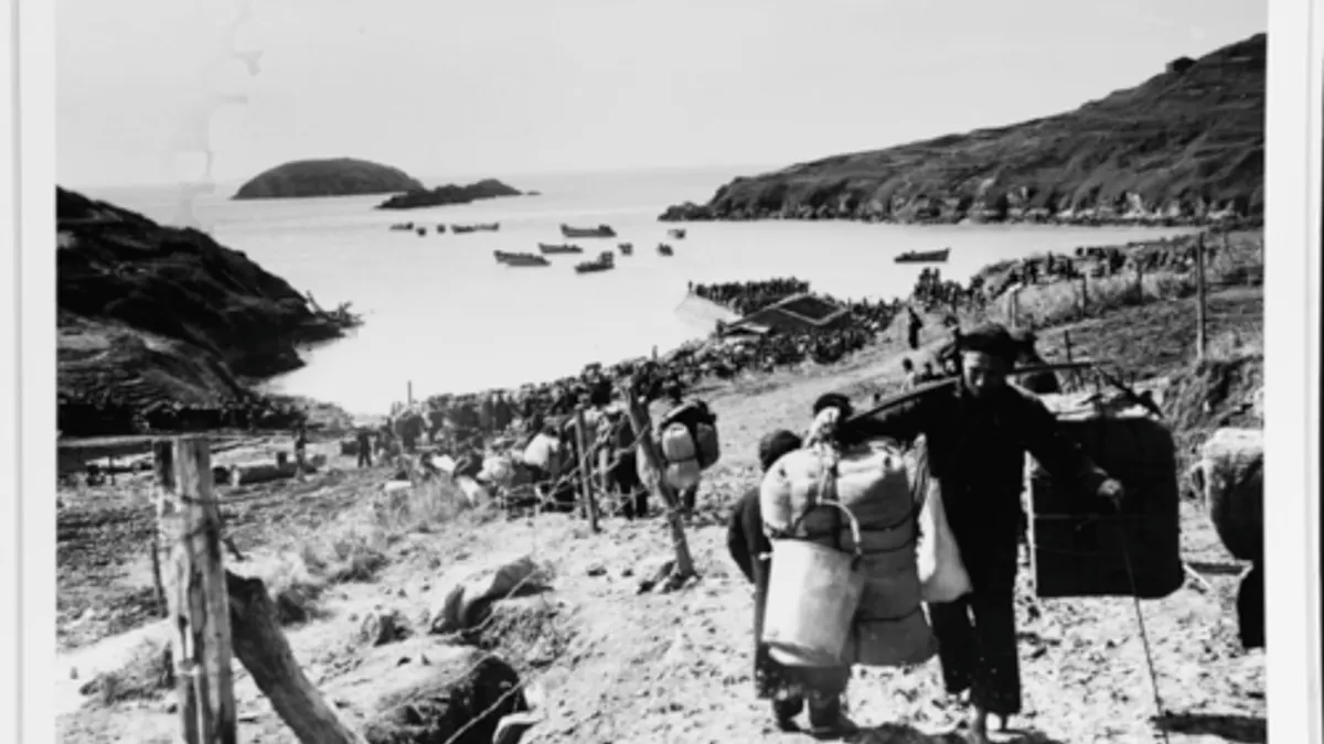 大陳軍民在海灘上等候登上第七艦隊的船。(維基百科)